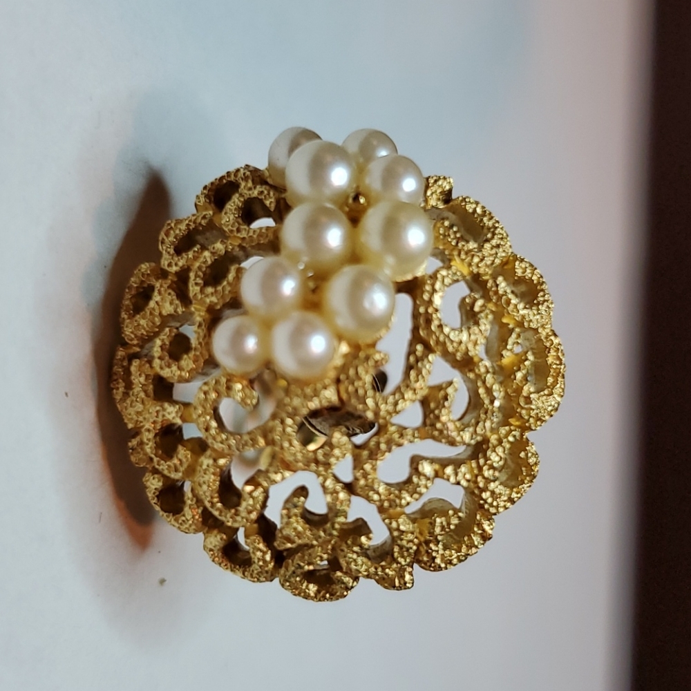 Vintage Trifari Clip-on Earrings Gold Scroll - Picture 4 of 4